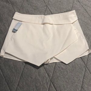 Aritzia Berklee White Skort